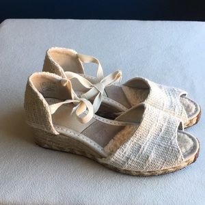 UGG wedge heel shoes with Sherpa in footbed, ankle toe, size 8